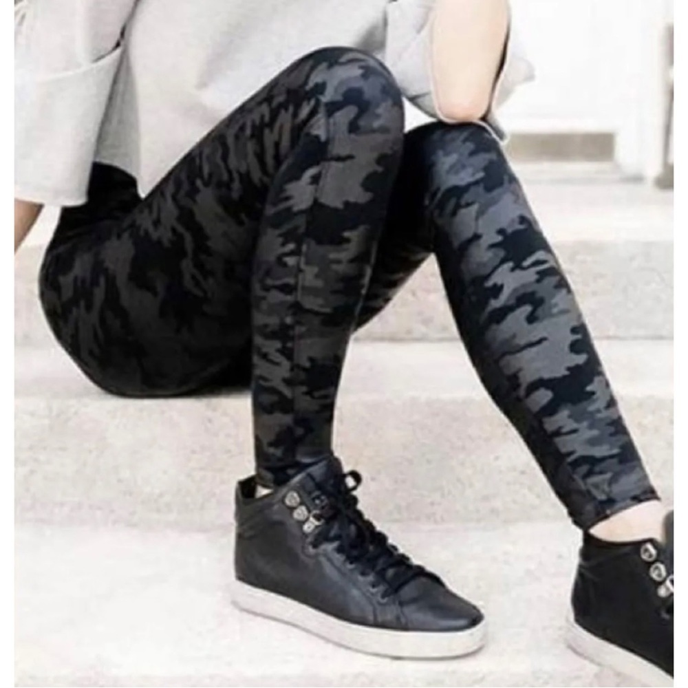 Spanx Womens Sz M 6-8 Matte Black Camo Print Faux Leather Leggings Pants